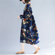 Handgefertigtes Baumwollkleid mit blauem Aufdruck. Lange Modeideen mit Taschen