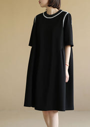 Italienisches schwarzes Patchwork-Strick-Cinch-Mittelkleid mit O-Ausschnitt und kurzen Ärmeln