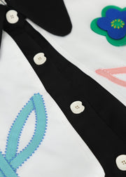 Italienisches schwarz-weißes Blumen-Peter-Pan-Kragen-Knopf-Umhang-Hemd mit langen Ärmeln
