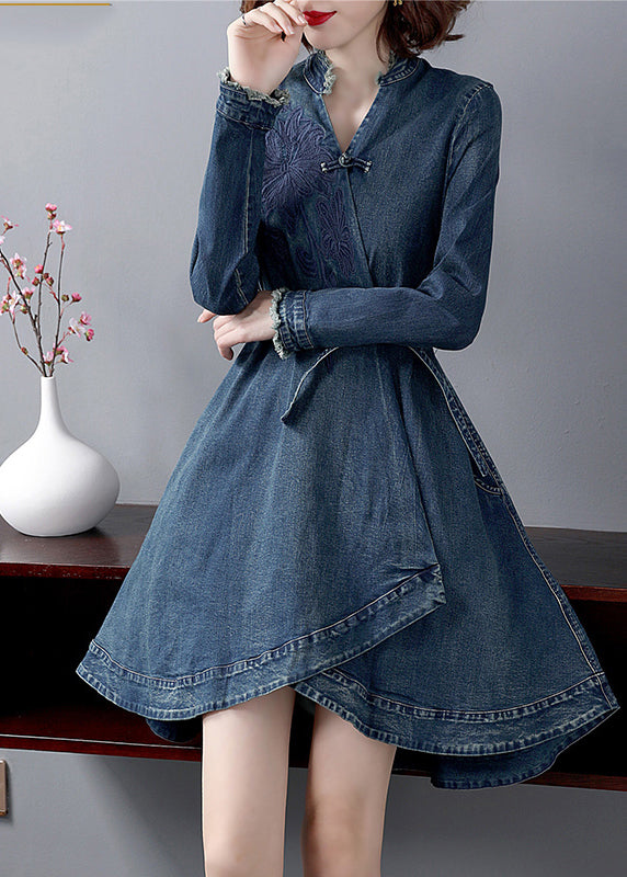 Italienisches blaues Jeanskleid mit V-Ausschnitt und besticktem Baumwoll-Denim mit langen Ärmeln