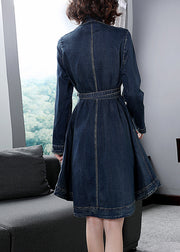Italienisches blaues Jeanskleid mit V-Ausschnitt und besticktem Baumwoll-Denim mit langen Ärmeln
