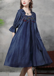 Italienisches, Denim-blaues, gekräuseltes, besticktes Baumwollkleid in A-Linie mit halben Ärmeln