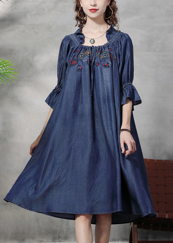 Italienisches, Denim-blaues, gekräuseltes, besticktes Baumwollkleid in A-Linie mit halben Ärmeln