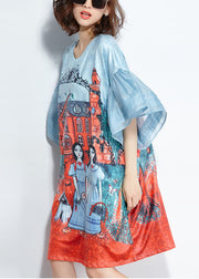 Italienische hellblaue O-Neck Pocket Character Print Silk Mid Kleider Flare Sleeve