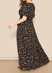 Italienisches Kleid mit V-Ausschnitt, Leopardenmuster und Bindegürtel in der Taille, Schmetterlingsärmel