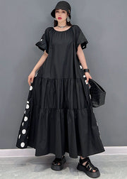 Lockerer schwarzer O-Ausschnitt, faltige Abnutzung auf beiden Seiten, langes Baumwollkleid mit kurzen Ärmeln