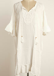 Loses weißes Patchwork aushöhlen Minikleid mit ausgestellten Ärmeln Sommerkleid aus Baumwolle