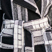 Luxuriöser schwarz-weißer karierter Mantel plus Größe gekerbter Wollmantel Boutique-Wollmantel mit Taillenbindung