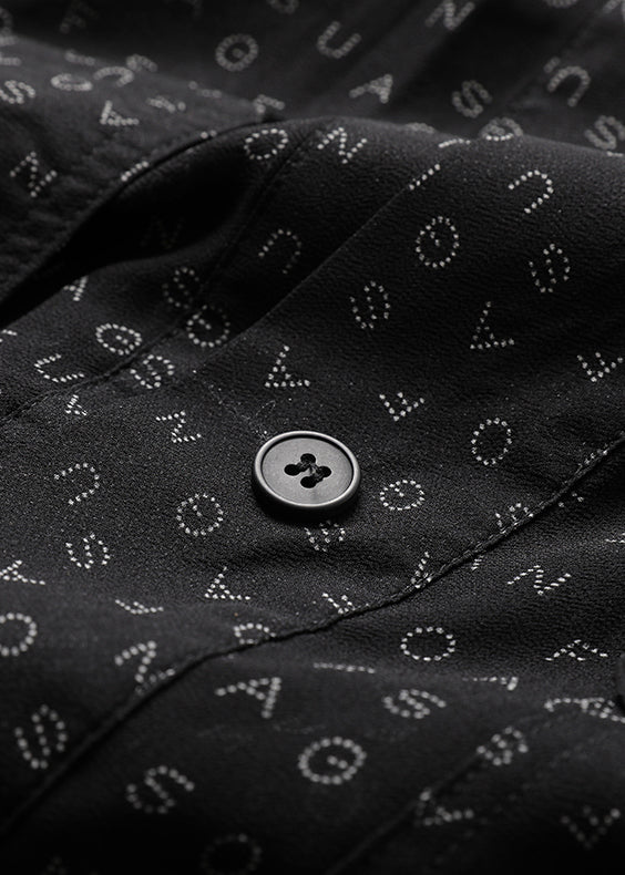 Modernes schwarzes Chiffon-Hemd mit kurzen Ärmeln und Stehkragentaschen