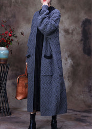 Moderne blaue Knopftaschen lockeres Herbst-Strickkleid