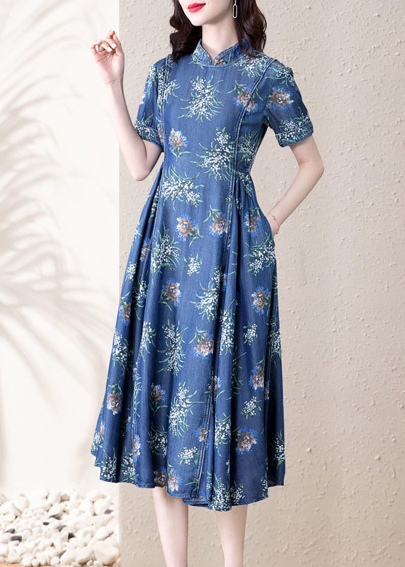Modernes blaues Denim-Kleid mit kurzen Ärmeln und Cinch-Print und Stehkragen