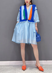 Moderne blaue gestreifte Patchwork-Knöpfe mit V-Ausschnitt, zerknitterte Kleider, halbe Ärmel