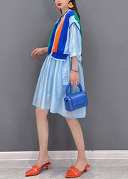 Moderne blaue gestreifte Patchwork-Knöpfe mit V-Ausschnitt, zerknitterte Kleider, halbe Ärmel