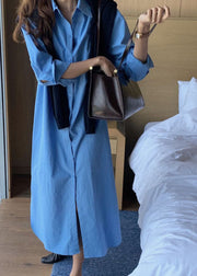 Modernes, blaues, seitlich offenes Baumwollkleid mit Bindeband