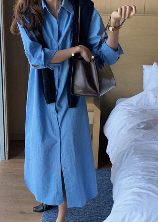 Modernes, blaues, seitlich offenes Baumwollkleid mit Bindeband