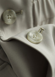 Moderner Mantel mit gekerbten Knopftaschen und langen Ärmeln
