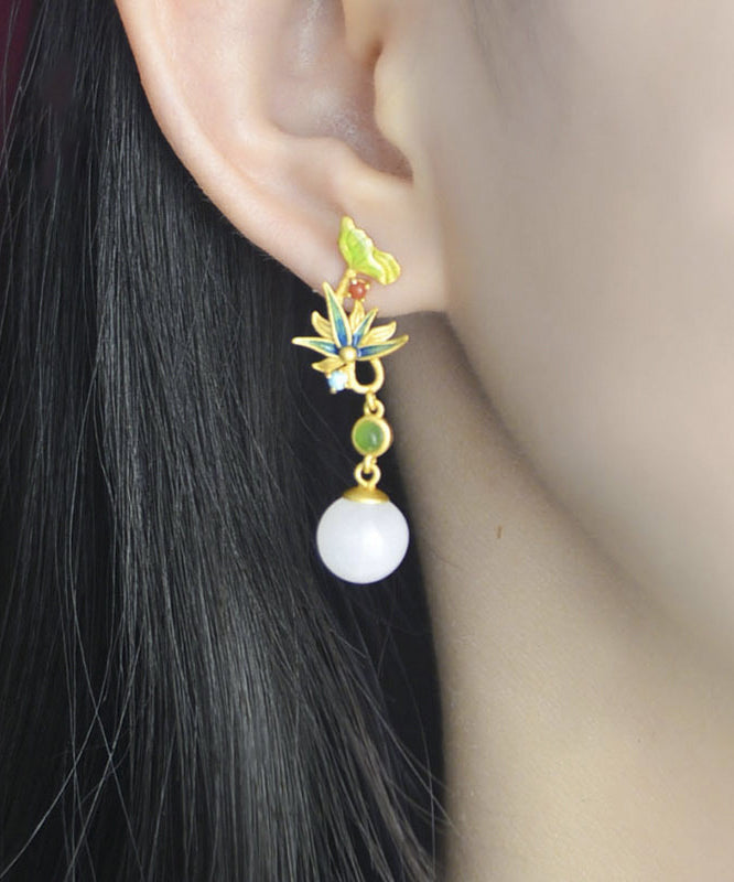 Moderne weiße asymmetrische Lotus-Jade-Ohrringe