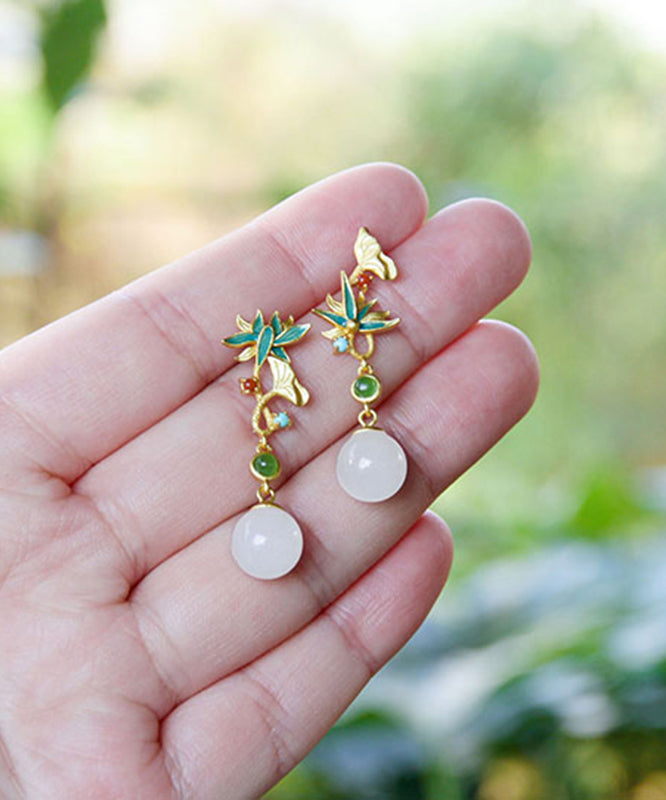 Moderne weiße asymmetrische Lotus-Jade-Ohrringe