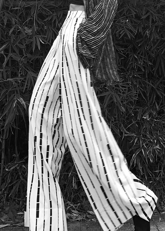 Moderne weiße asymmetrische Taschen gestreifte Baumwollhose Frühling