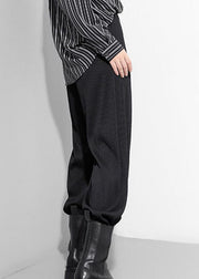 Moderne schwarze Hose mit elastischem Bund und weitem Bein Frühling