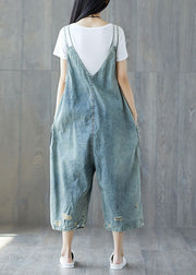 Moderne hellblaue Taschen zerrissene Jeans lockerer Overall Frühling