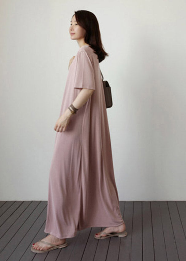 Langes Kleid aus Baumwolle mit V-Ausschnitt und kurzen Ärmeln in Naturrosa