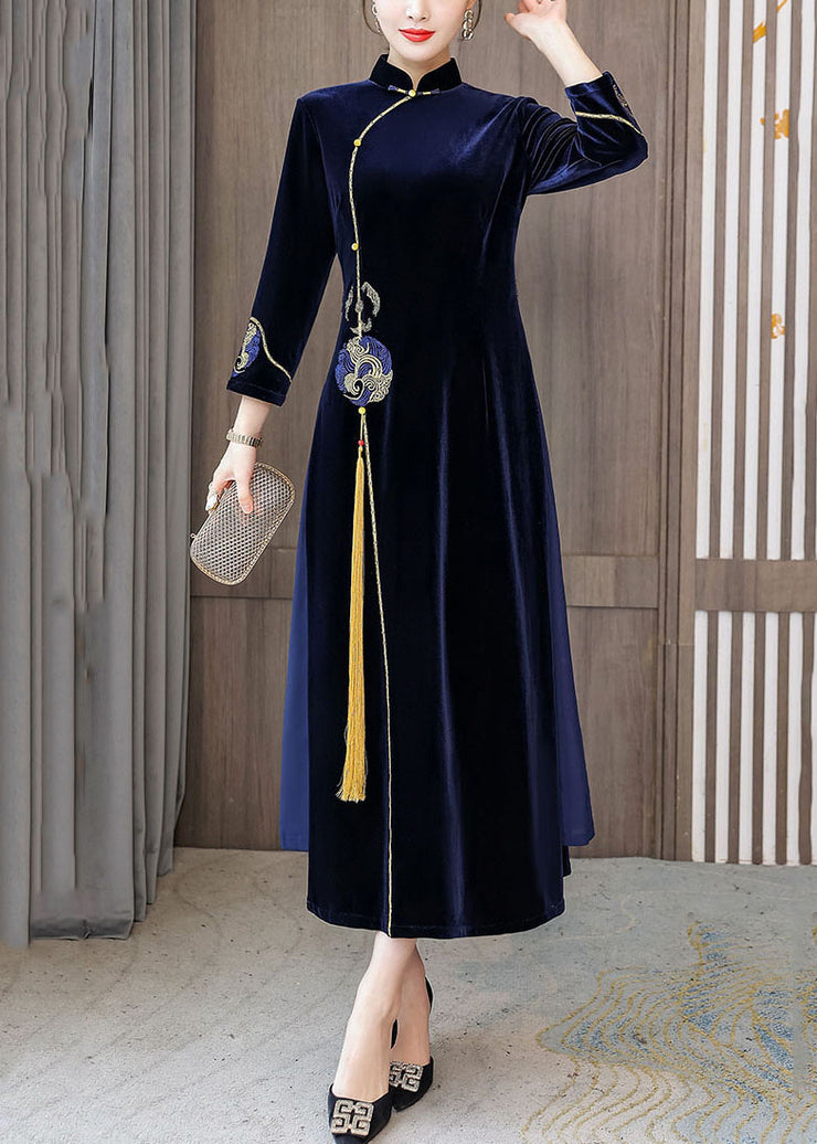 Marineblaues orientalisches Cheongsam-Kleid aus Velours mit Stehkragen und besticktem Armband
