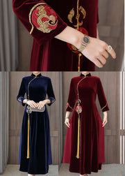 Marineblaues orientalisches Cheongsam-Kleid aus Velours mit Stehkragen und besticktem Armband