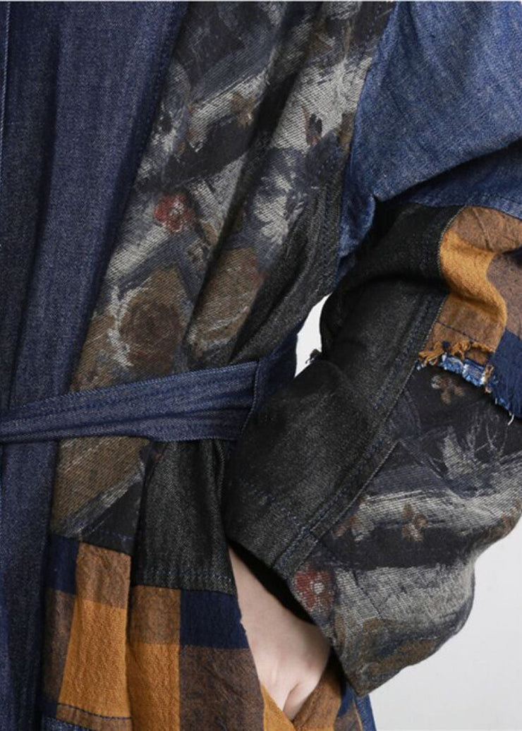 Neue Herbst-Trenchcoats mit Patchwork-Knöpfen in der Taille in Jeansblau