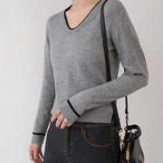Neuer grauer kuscheliger Pullover Locker sitzende Pullover mit V-Ausschnitt Elegante, seitlich offene Pullover