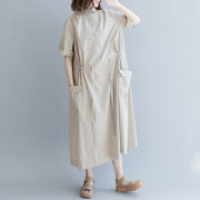 Neues khakifarbenes Baumwollmischkleid plus Größenkleidung Reisekleidung Elegante Kurzarmtaschen Turn-Down-Kragen Baggy-Kleider