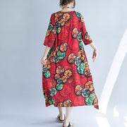 Neue rote Kleider aus Baumwollmischgewebe mit lässigem Druck. Halbärmliges Kleid aus Baumwollmischgewebe mit lässigem O-Ausschnitt
