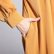 Neue gelbe Seiden-Baumwoll-Mischkaftane plus Größe Kleidung Stehkragen Seiden-Baumwoll-Mischkleidung Kleid feine Taschen Cinched Kaftane