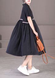 Plus Size Schwarzer O-Ausschnitt, übergroßes, plissiertes Kleid mit Buchstabenapplikationen Sommer