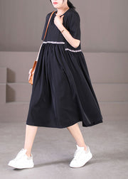 Plus Size Schwarzer O-Ausschnitt, übergroßes, plissiertes Kleid mit Buchstabenapplikationen Sommer