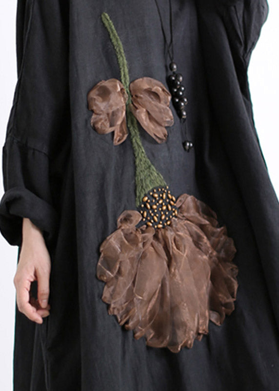 Plus Size Schwarzes Leinenkleid mit V-Ausschnitt, besticktem Blumenmuster und langen Ärmeln