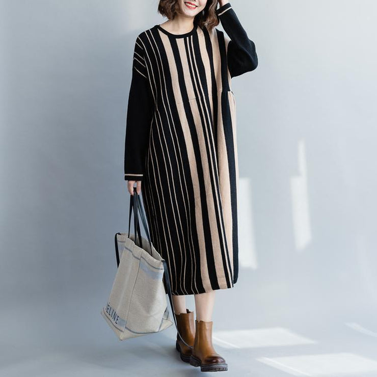 Pullover schwarz gestreiftes Pulloverkleid Outfit Street Style übergroßes Strickkleid mit O-Ausschnitt