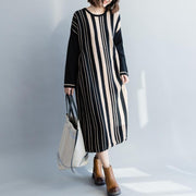 Pullover schwarz gestreiftes Pulloverkleid Outfit Street Style übergroßes Strickkleid mit O-Ausschnitt