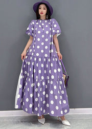 Langes Kleid aus Baumwolle mit lila Punkten, auf beiden Seiten, extra großer Saum, kurze Ärmel