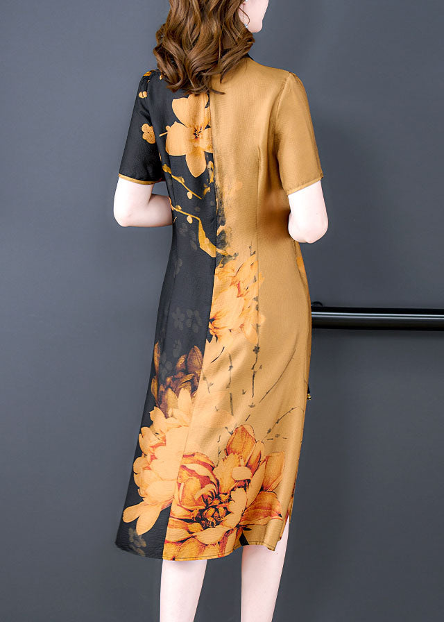 Cheongsam-Kleid mit kurzen Ärmeln aus Seide im Retro-Gelb mit Stehkragen und Krawattenbindung in der Taille