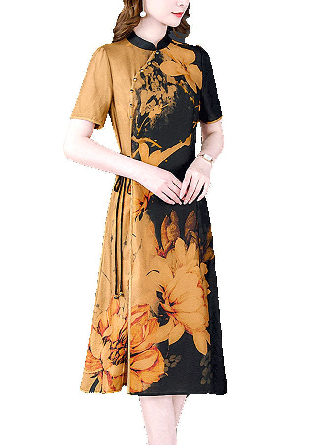 Cheongsam-Kleid mit kurzen Ärmeln aus Seide im Retro-Gelb mit Stehkragen und Krawattenbindung in der Taille