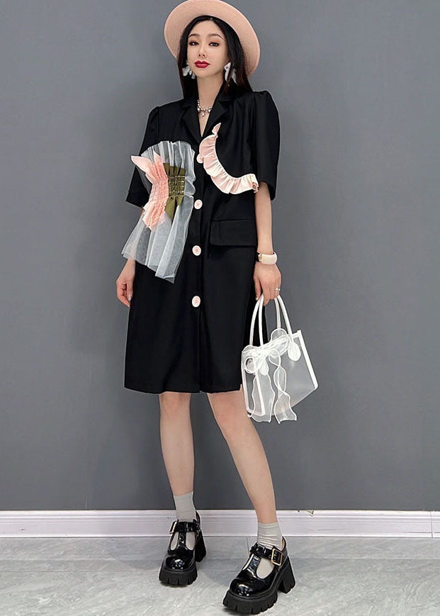 Einfaches, schwarzes, gekerbtes Kragen-Patchwork-Kleid mit Rüschen und kurzen Ärmeln aus Tüll
