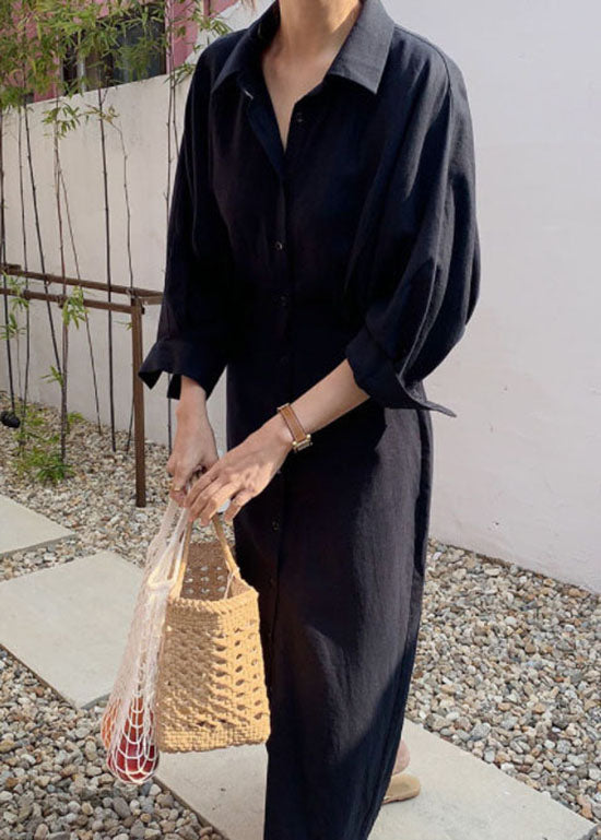 Einfaches schwarzes langes Kleid aus Baumwolle mit Peter-Pan-Kragen und Taillenbund