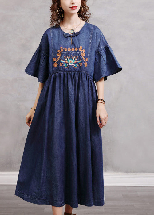Schlichte, blaue, bestickte, geraffte Baumwoll-Denim-Kleider mit ausgestellten Ärmeln