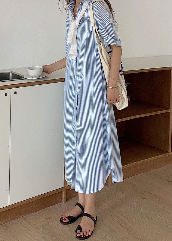 Einfaches blaues gestreiftes langes Baumwollkleid mit kurzen Ärmeln