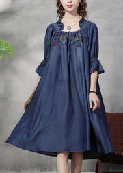 Einfaches Denim-Blau, zerknittertes, gekräuseltes, besticktes Baumwollseidenkleid mit Laternenärmeln