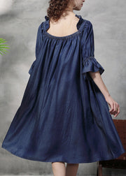 Einfaches Denim-Blau, zerknittertes, gekräuseltes, besticktes Baumwollseidenkleid mit Laternenärmeln