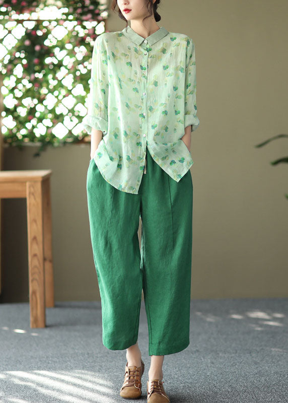 Einfaches grünes Ramie-Hemd mit langen Ärmeln und Peter-Pan-Kragen