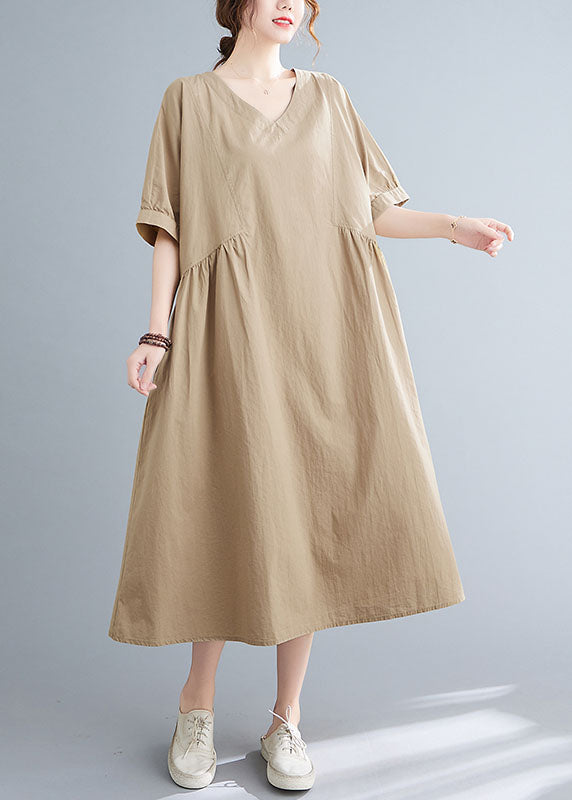Einfaches khakifarbenes lockeres Urlaubskleid mit V-Ausschnitt aus Baumwolle mit kurzen Ärmeln