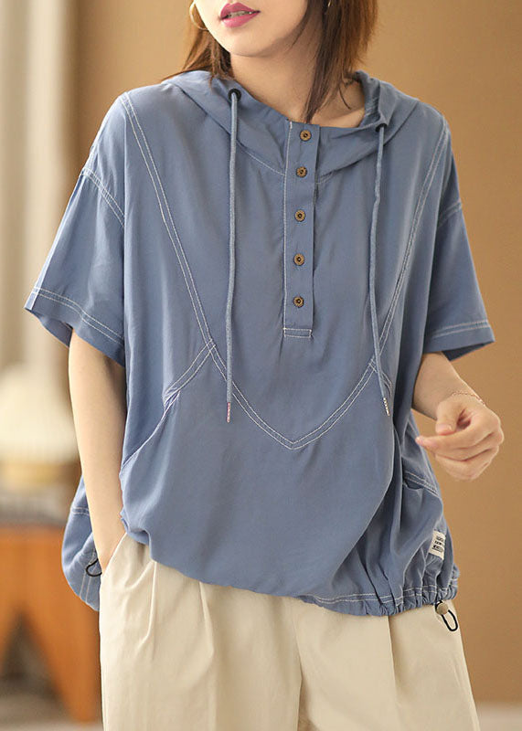 Einfaches hellblaues Kapuzen-Sweatshirt aus Baumwolle mit Kordelzug und kurzen Ärmeln